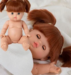 Gordi-Puppe Raphaëlle von Minikane mit braunen Schlafaugen.