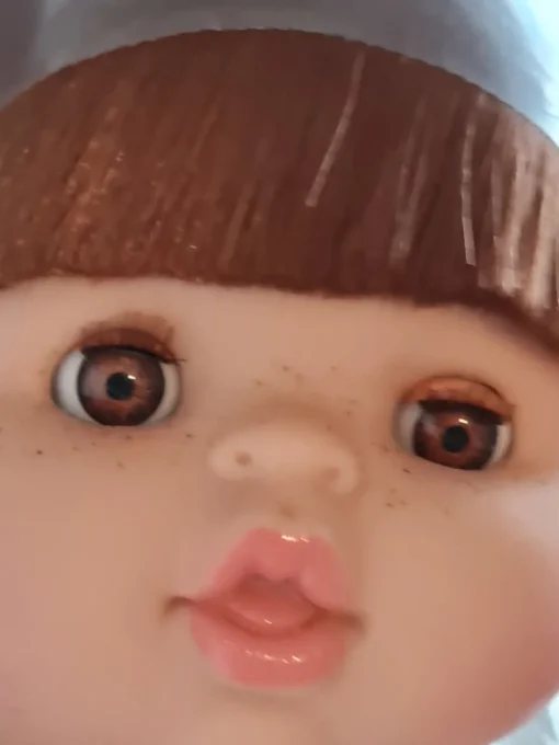 Gordi-Puppe Raphaëlle von Minikane mit braunen Schlafaugen.