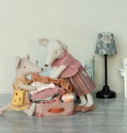 Maileg Strickkleid mit Käsebeutel, große Schwester Maus + ein Metallkoffer
