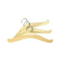 Set mit 3 Kleiderbügeln aus Holz für Puppen
